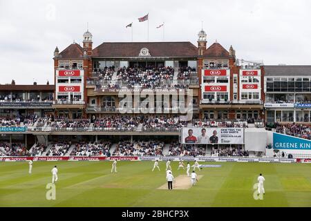 Alastair Cook d'Angleterre les captures Keshav Maharaj de l'Afrique du Sud au cours du deuxième jour de la troisième Investec test match entre l'Angleterre et l'Afrique du Sud, à l'ovale à Londres. 28 juil 2017 Banque D'Images