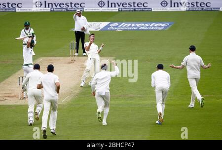 James Anderson de l'Angleterre célèbre en tenant le wicket de faf du Plessis d'Afrique du Sud, au cours de la deuxième journée de la troisième Investec test match entre l'Angleterre et l'Afrique du Sud, à l'ovale à Londres. 28 juil 2017 Banque D'Images