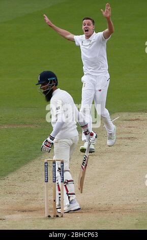 Morne Morkel d'Afrique du Sud prend le guichet de Moeen Ali de l'Angleterre pendant deux jours à la naissance de l'Investec troisième test match entre l'Angleterre et l'Afrique du Sud, à l'ovale à Londres. 28 juil 2017 Banque D'Images