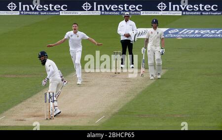 Morne Morkel d'Afrique du Sud prend le guichet de Moeen Ali de l'Angleterre pendant deux jours à la naissance de l'Investec troisième test match entre l'Angleterre et l'Afrique du Sud, à l'ovale à Londres. 28 juil 2017 Banque D'Images