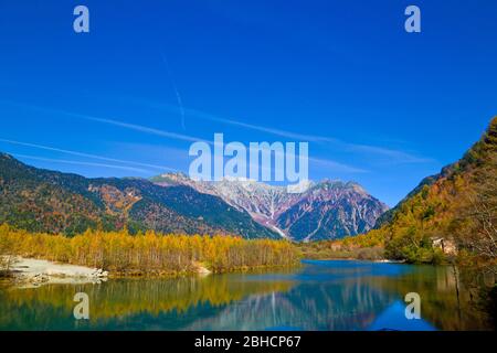 L'étang de Taisho a une belle surface qui reflète les montagnes de Hotaka, et avec des paysages environnants symbolisant le parc national de Kamikochi. Banque D'Images