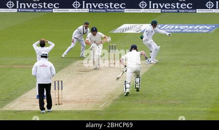 Jonny Bairstow et Ben Stokes de l'Angleterre entre le guichet au cours de la deuxième journée de la troisième Investec test match entre l'Angleterre et l'Afrique du Sud, à l'ovale à Londres. 28 juil 2017 Banque D'Images