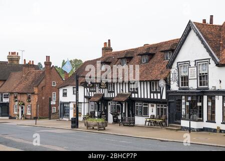 La maison publique Queens Head, une maison Wealden classée 16e siècle dans la zone protégée de Pinner High Street, Middlesex, Angleterre, Royaume-Uni Banque D'Images