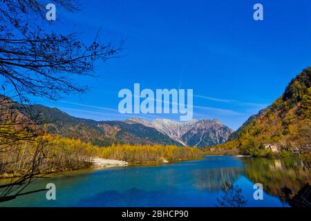 L'étang de Taisho a une belle surface qui reflète les montagnes de Hotaka, et avec des paysages environnants symbolisant le parc national de Kamikochi. Banque D'Images