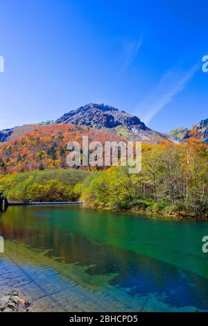 L'étang de Taisho a une belle surface qui reflète les montagnes de Hotaka, et avec des paysages environnants symbolisant le parc national de Kamikochi. Banque D'Images