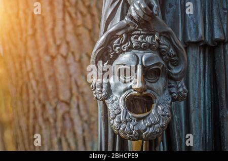 Masque de sculpture en cuivre dans un parc forestier. Banque D'Images