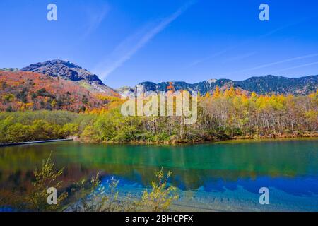 L'étang de Taisho a une belle surface qui reflète les montagnes de Hotaka, et avec des paysages environnants symbolisant le parc national de Kamikochi. Banque D'Images