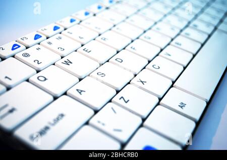 Blanc gros plan sur le clavier des lettres, des boutons. Banque D'Images
