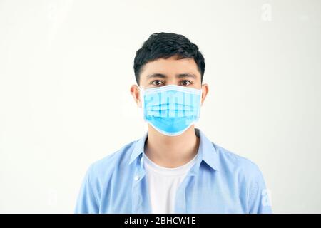 Protection contre les maladies contagieuses, coronavirus. Homme portant un masque hygiénique pour prévenir les infections, les maladies respiratoires aéroportées telles que la grippe, 2019-NCO Banque D'Images