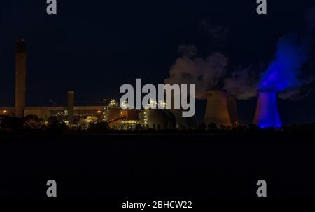 Effet étonnant d'une lumière bleue sur l'une des tours de refroidissement d'une centrale électrique près de Drax, dans le Yorkshire du Nord, en soutien de la Clap de jeudi soir pour NHS Banque D'Images