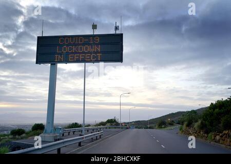 23 avril 2020 -le Cap, Afrique du Sud : panneau d'avertissement de Covid-19 sur une autoroute du Cap Banque D'Images