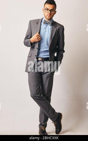 Portrait d'un jeune homme debout avec ses mains dans les poches. Banque D'Images