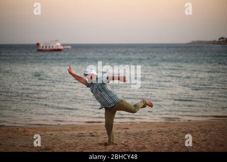 Portrait d'un homme caucasien en course pressé sur une plage de coucher de soleil Banque D'Images