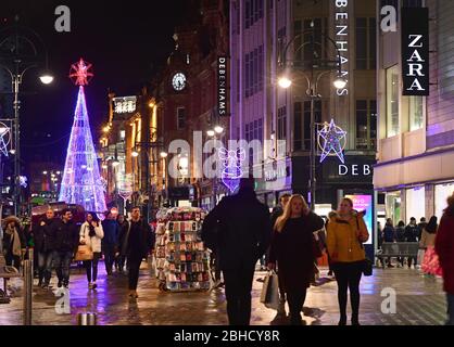 les gens font du shopping à leeds briggate à l'heure de noël royaume-uni Banque D'Images