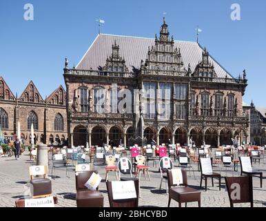 Des présidents vides protestent contre les fermetures de corona sur la place du marché de Brême, Brême, Allemagne, Europe Banque D'Images