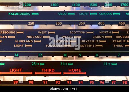 radiogramme ancien montrant les longueurs d'onde et les pays sur l'écran de réglage éclairé Banque D'Images