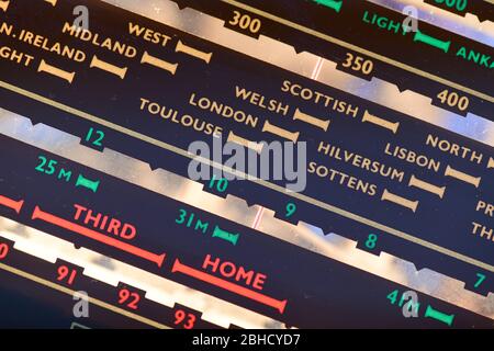 radiogramme ancien montrant les longueurs d'onde et les pays sur l'écran de réglage éclairé Banque D'Images