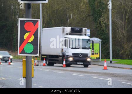 camion passant le signe d'avertissement de feux de circulation cassés à la jonction de la route leeds royaume-uni Banque D'Images