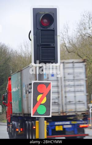 camion passant le signe d'avertissement de feux de circulation cassés à la jonction de la route leeds royaume-uni Banque D'Images