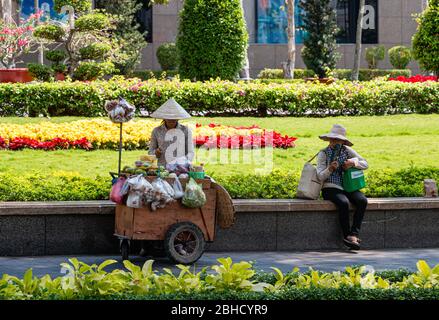 Le vendeur de rue vend des produits frais à partir de chariot, Ho Chi Minh ville, Vietnam, Asie Banque D'Images