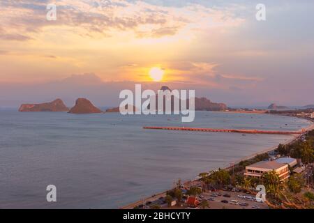 Vue sur la baie d'Ao Manao au coucher du soleil à Prachuap Khiri Khan, Thaïlande Banque D'Images