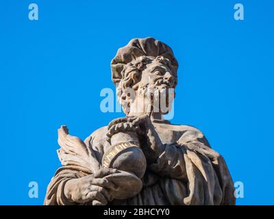 Statue de Saint-Cosmas sur le pont Charles, Prague, République tchèque par Jan Oldrich Mayer en 1709. Saints Cosmas et Damian, les saints patrons des médecins Banque D'Images