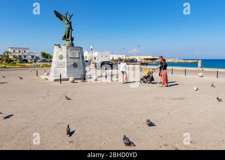 RHODES, GRÈCE - 13 mai 2018 : visite de la place avec la statue de l'Ange de la Victoire dans la vieille ville de Rhodes Banque D'Images