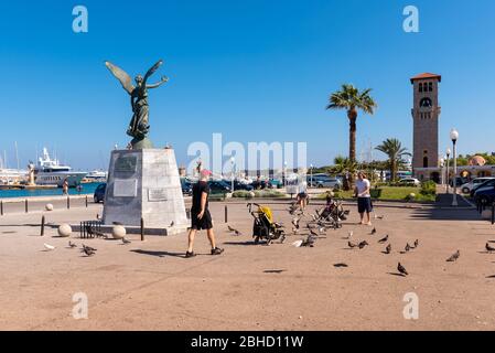 RHODES, GRÈCE - 13 mai 2018 : visite de la place avec la statue de l'Ange de la Victoire dans la vieille ville de Rhodes Banque D'Images