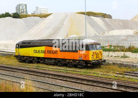 Une locomotive diesel britannique de classe 56 de type 5 56105 appartenant à Colas Rail Frets en dehors de la carrière de calcaire de Dove Holes, Derbyshire, Angleterre, Royaume-Uni Banque D'Images