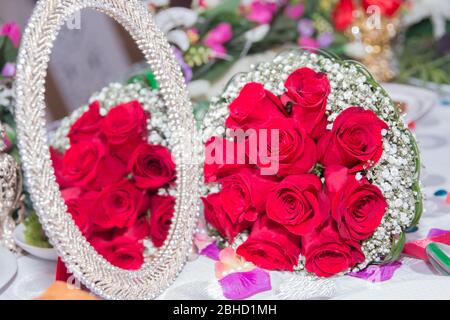 Habillez la robe de mariage. Le miroir de la rose est miroir . l'opposé des roses de mariage tombe dans le miroir. Banque D'Images