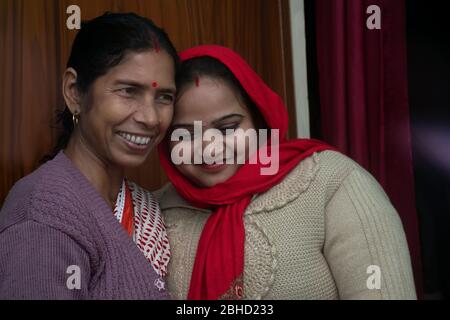 La mère et la fille indiennes s'embrassent, l'Inde Banque D'Images