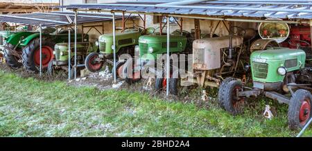 Anciens tracteurs agricoles Fendt dans l'arrière-cour de la maison agricole du Tyrol du Sud, Italie du Nord, Europe - 7 janvier 2019 Banque D'Images