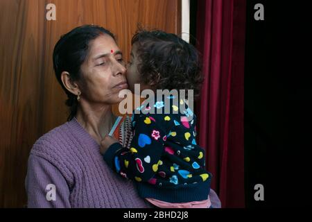 Grand-mère et petite-fille indiennes s'embrassant, Inde Banque D'Images