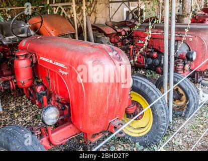 Porsche Diesel Super Old Vintage Red Tractor. Ancien tracteur dans une ferme du Tyrol du Sud, dans le nord de l'Italie - Europe, janvier 2019 Banque D'Images