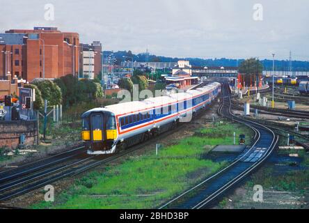 Une paire de circuits électriques Wessex classe 442 numéros 442420 et 442409 travaillant dans un réseau de Down Sud-est service peu après avoir quitté Eastleigh le 12 septembre 1992. Banque D'Images