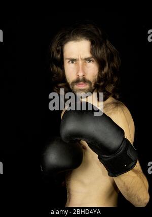 un petit homme fin qui fait de la boxe Banque D'Images