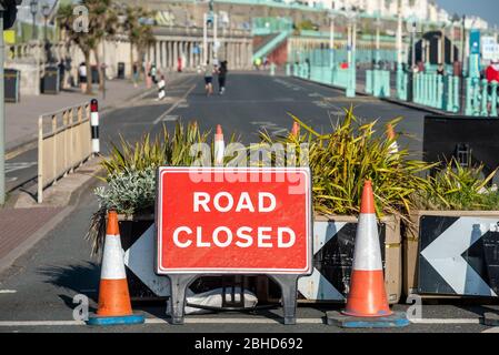 Brighton UK, 23 avril 2020: Madeira Drive, sur le front de mer de Brighton, est la première route du Royaume-Uni à être fermée pour faire plus d'espace pour les cyclistes Banque D'Images