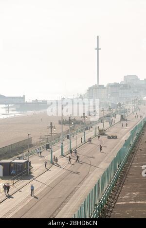 Brighton UK, 23 avril 2020: Madeira Drive, sur le front de mer de Brighton, est la première route du Royaume-Uni à être fermée pour faire plus d'espace pour les cyclistes Banque D'Images