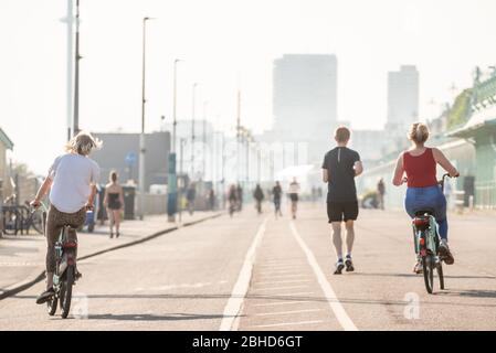 Brighton UK, 23 avril 2020: Madeira Drive, sur le front de mer de Brighton, est la première route du Royaume-Uni à être fermée pour faire plus d'espace pour les cyclistes Banque D'Images