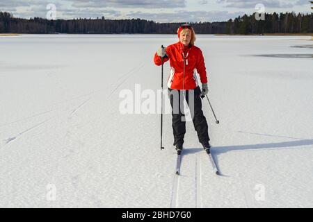 Une femme senior ski de fond sur le lac Ålsjön, Regna, Finspång, Östergötland Banque D'Images