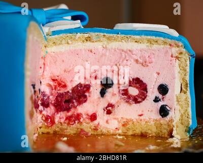 Délicieux gâteau d'anniversaire avec fruits de la forêt Banque D'Images