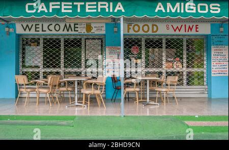 Palma Nova, Îles Baléares/Espagne; 11/08/2014: Cafétéria dans la ville touristique fermée pour la saison touristique d'hiver. Boit des panneaux et des tables avec chaises Banque D'Images