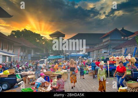 Indonésie Bali Ubud marché du matin. Ce dimanche qui est Alive de la petite heure du matin. Banque D'Images