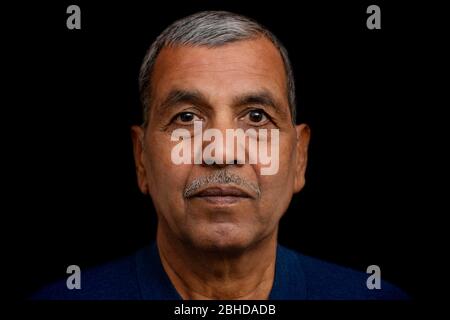 Close-up portrait of happy senior man sur fond noir Banque D'Images