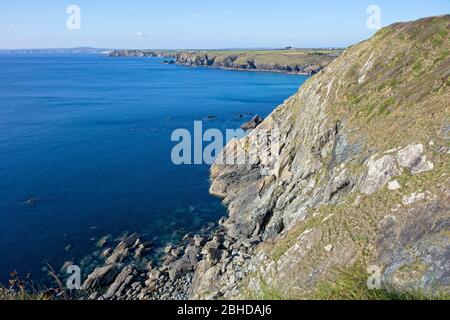 En regardant le long de la côte ouest du Lizard depuis Mullion, Cornwall, Angleterre, Royaume-Uni. Banque D'Images