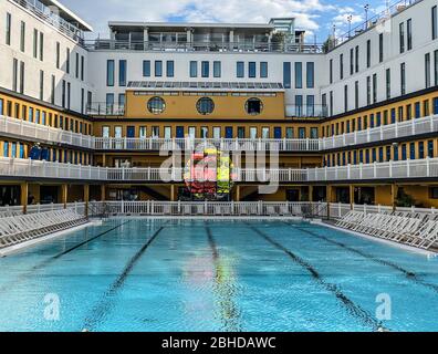 France, Paris, février 22, 2020, piscine de luxe à Molitor Hotel MGallery by Sofitel Hotel à Paris XVI, avec un artiste Amélie Lengrand exibiti Banque D'Images