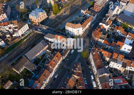 Bruxelles, Laeken, Belgique, 8 avril 2020: Vue aérienne de la rue de Laeken avec rails de tramway Banque D'Images