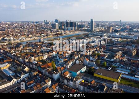 Bruxelles, Laeken, Belgique, 8 avril 2020: Vue aérienne de la rue de Laeken avec rails de tramway Banque D'Images