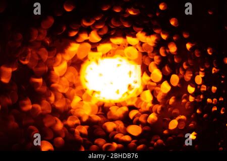 Intérieur d'un corps avec de nombreuses cellules orange avec une forte lumière en arrière-plan. Arrière-plan abstrait orange bokeh. Banque D'Images