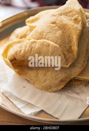 dhal puri sur certaines serviettes dans un plateau en acier inoxydable Banque D'Images